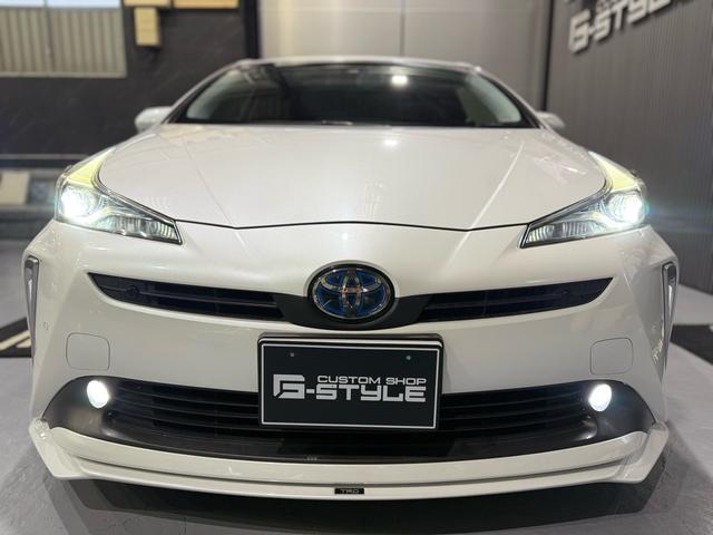 プリウス ＳセーフティプラスＩＩ　修復歴無　禁煙　２年保証付　ＴＲＤエアロＦ／Ｓ／Ｒ　社外Ｒ１８アルミ　ローダウン　純正ナビ　フルセグＴＶ　バックカメラ　ＥＴＣ２．０　ＡＣ１００Ｖ　ドラレコ前後　コーナーセンサー　衝突軽減機能　ＢＳＭ（4枚目）