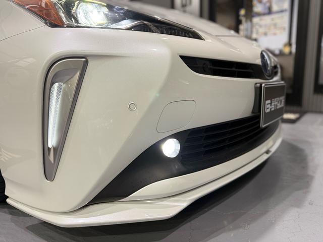プリウス ＳセーフティプラスＩＩ　修復歴無　禁煙　２年保証付　ＴＲＤエアロＦ／Ｓ／Ｒ　社外Ｒ１８アルミ　ローダウン　純正ナビ　フルセグＴＶ　バックカメラ　ＥＴＣ２．０　ＡＣ１００Ｖ　ドラレコ前後　コーナーセンサー　衝突軽減機能　ＢＳＭ（5枚目）