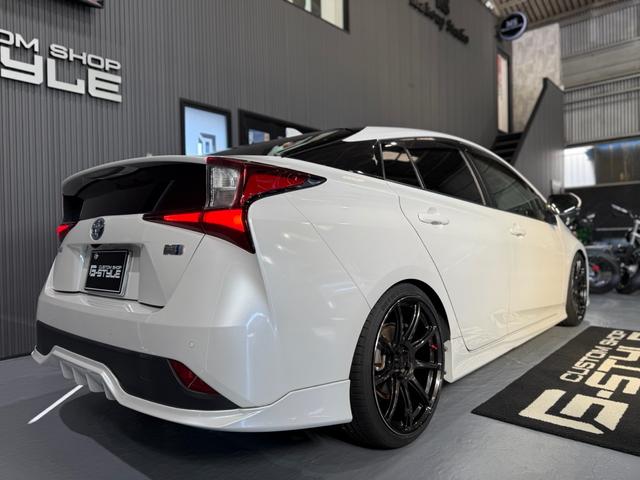 プリウス ＳセーフティプラスＩＩ　修復歴無　禁煙　２年保証付　ＴＲＤエアロＦ／Ｓ／Ｒ　社外Ｒ１８アルミ　ローダウン　純正ナビ　フルセグＴＶ　バックカメラ　ＥＴＣ２．０　ＡＣ１００Ｖ　ドラレコ前後　コーナーセンサー　衝突軽減機能　ＢＳＭ（6枚目）