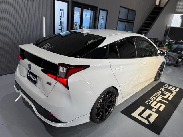 プリウス ＳセーフティプラスＩＩ　修復歴無　禁煙　２年保証付　ＴＲＤエアロＦ／Ｓ／Ｒ　社外Ｒ１８アルミ　ローダウン　純正ナビ　フルセグＴＶ　バックカメラ　ＥＴＣ２．０　ＡＣ１００Ｖ　ドラレコ前後　コーナーセンサー　衝突軽減機能　ＢＳＭ（7枚目）