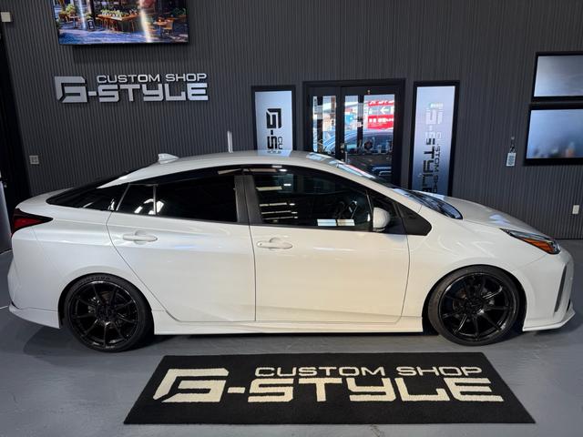 プリウス ＳセーフティプラスＩＩ　修復歴無　禁煙　２年保証付　ＴＲＤエアロＦ／Ｓ／Ｒ　社外Ｒ１８アルミ　ローダウン　純正ナビ　フルセグＴＶ　バックカメラ　ＥＴＣ２．０　ＡＣ１００Ｖ　ドラレコ前後　コーナーセンサー　衝突軽減機能　ＢＳＭ（8枚目）