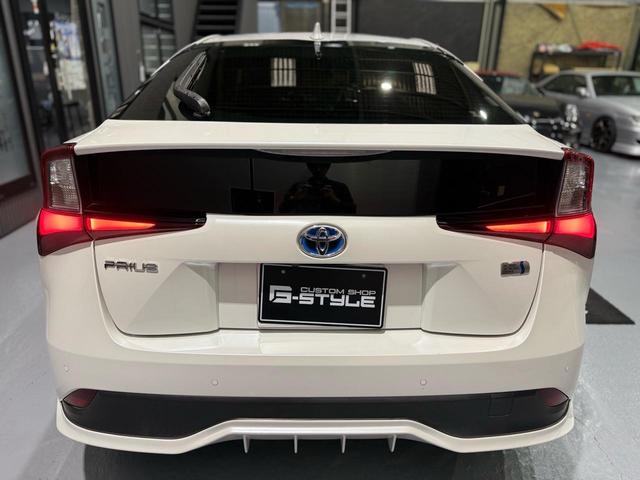 プリウス ＳセーフティプラスＩＩ　修復歴無　禁煙　２年保証付　ＴＲＤエアロＦ／Ｓ／Ｒ　社外Ｒ１８アルミ　ローダウン　純正ナビ　フルセグＴＶ　バックカメラ　ＥＴＣ２．０　ＡＣ１００Ｖ　ドラレコ前後　コーナーセンサー　衝突軽減機能　ＢＳＭ（9枚目）