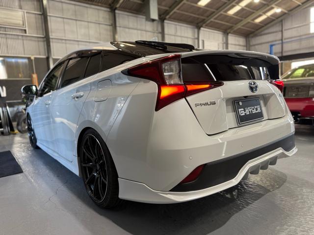 プリウス ＳセーフティプラスＩＩ　修復歴無　禁煙　２年保証付　ＴＲＤエアロＦ／Ｓ／Ｒ　社外Ｒ１８アルミ　ローダウン　純正ナビ　フルセグＴＶ　バックカメラ　ＥＴＣ２．０　ＡＣ１００Ｖ　ドラレコ前後　コーナーセンサー　衝突軽減機能　ＢＳＭ（10枚目）