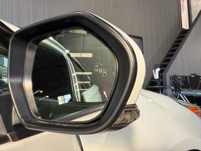 プリウス ＳセーフティプラスＩＩ　修復歴無　禁煙　２年保証付　ＴＲＤエアロＦ／Ｓ／Ｒ　社外Ｒ１８アルミ　ローダウン　純正ナビ　フルセグＴＶ　バックカメラ　ＥＴＣ２．０　ＡＣ１００Ｖ　ドラレコ前後　コーナーセンサー　衝突軽減機能　ＢＳＭ（11枚目）