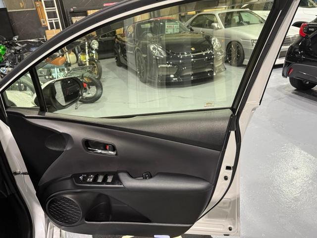 プリウス ＳセーフティプラスＩＩ　修復歴無　禁煙　２年保証付　ＴＲＤエアロＦ／Ｓ／Ｒ　社外Ｒ１８アルミ　ローダウン　純正ナビ　フルセグＴＶ　バックカメラ　ＥＴＣ２．０　ＡＣ１００Ｖ　ドラレコ前後　コーナーセンサー　衝突軽減機能　ＢＳＭ（12枚目）