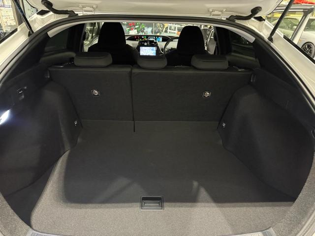 プリウス ＳセーフティプラスＩＩ　修復歴無　禁煙　２年保証付　ＴＲＤエアロＦ／Ｓ／Ｒ　社外Ｒ１８アルミ　ローダウン　純正ナビ　フルセグＴＶ　バックカメラ　ＥＴＣ２．０　ＡＣ１００Ｖ　ドラレコ前後　コーナーセンサー　衝突軽減機能　ＢＳＭ（16枚目）