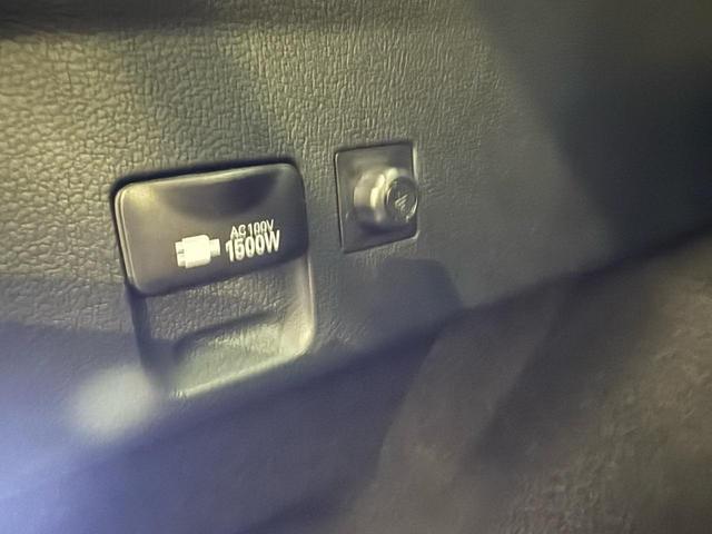 プリウス ＳセーフティプラスＩＩ　修復歴無　禁煙　２年保証付　ＴＲＤエアロＦ／Ｓ／Ｒ　社外Ｒ１８アルミ　ローダウン　純正ナビ　フルセグＴＶ　バックカメラ　ＥＴＣ２．０　ＡＣ１００Ｖ　ドラレコ前後　コーナーセンサー　衝突軽減機能　ＢＳＭ（17枚目）