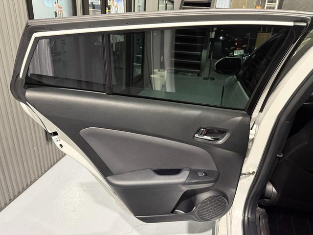 プリウス ＳセーフティプラスＩＩ　修復歴無　禁煙　２年保証付　ＴＲＤエアロＦ／Ｓ／Ｒ　社外Ｒ１８アルミ　ローダウン　純正ナビ　フルセグＴＶ　バックカメラ　ＥＴＣ２．０　ＡＣ１００Ｖ　ドラレコ前後　コーナーセンサー　衝突軽減機能　ＢＳＭ（18枚目）