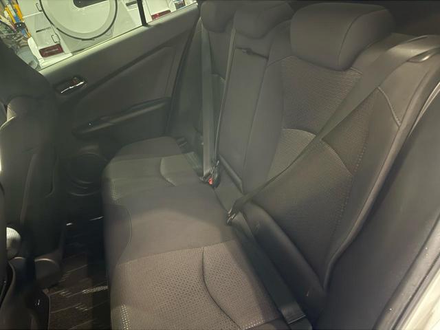 プリウス ＳセーフティプラスＩＩ　修復歴無　禁煙　２年保証付　ＴＲＤエアロＦ／Ｓ／Ｒ　社外Ｒ１８アルミ　ローダウン　純正ナビ　フルセグＴＶ　バックカメラ　ＥＴＣ２．０　ＡＣ１００Ｖ　ドラレコ前後　コーナーセンサー　衝突軽減機能　ＢＳＭ（19枚目）