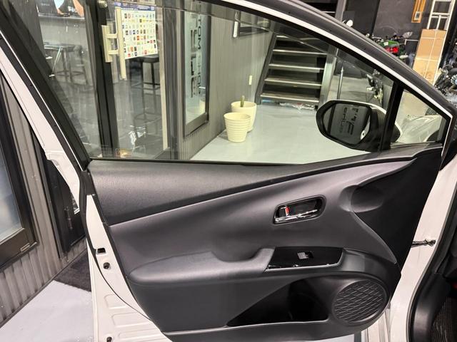 プリウス ＳセーフティプラスＩＩ　修復歴無　禁煙　２年保証付　ＴＲＤエアロＦ／Ｓ／Ｒ　社外Ｒ１８アルミ　ローダウン　純正ナビ　フルセグＴＶ　バックカメラ　ＥＴＣ２．０　ＡＣ１００Ｖ　ドラレコ前後　コーナーセンサー　衝突軽減機能　ＢＳＭ（20枚目）