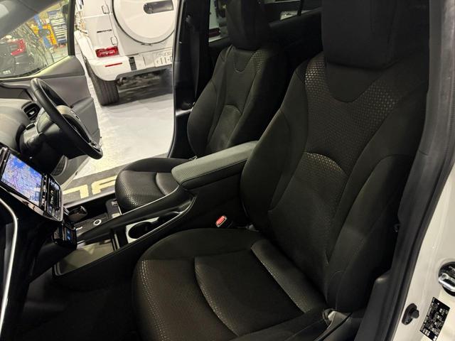 プリウス ＳセーフティプラスＩＩ　修復歴無　禁煙　２年保証付　ＴＲＤエアロＦ／Ｓ／Ｒ　社外Ｒ１８アルミ　ローダウン　純正ナビ　フルセグＴＶ　バックカメラ　ＥＴＣ２．０　ＡＣ１００Ｖ　ドラレコ前後　コーナーセンサー　衝突軽減機能　ＢＳＭ（21枚目）