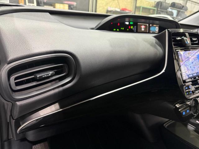 プリウス ＳセーフティプラスＩＩ　修復歴無　禁煙　２年保証付　ＴＲＤエアロＦ／Ｓ／Ｒ　社外Ｒ１８アルミ　ローダウン　純正ナビ　フルセグＴＶ　バックカメラ　ＥＴＣ２．０　ＡＣ１００Ｖ　ドラレコ前後　コーナーセンサー　衝突軽減機能　ＢＳＭ（24枚目）