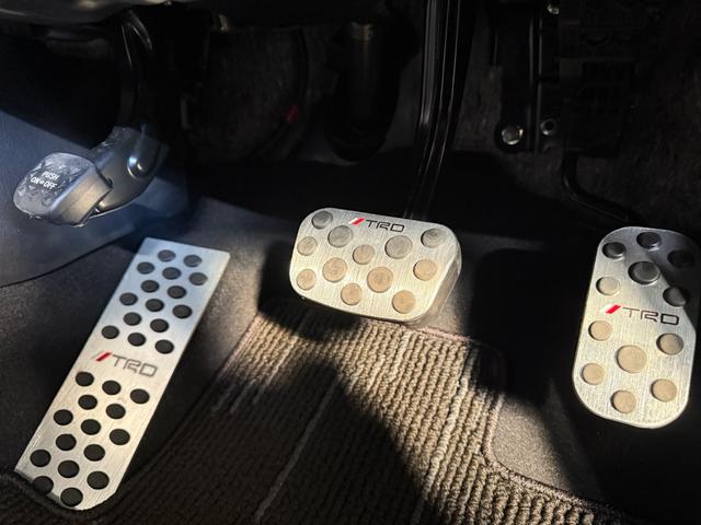 プリウス ＳセーフティプラスＩＩ　修復歴無　禁煙　２年保証付　ＴＲＤエアロＦ／Ｓ／Ｒ　社外Ｒ１８アルミ　ローダウン　純正ナビ　フルセグＴＶ　バックカメラ　ＥＴＣ２．０　ＡＣ１００Ｖ　ドラレコ前後　コーナーセンサー　衝突軽減機能　ＢＳＭ（26枚目）