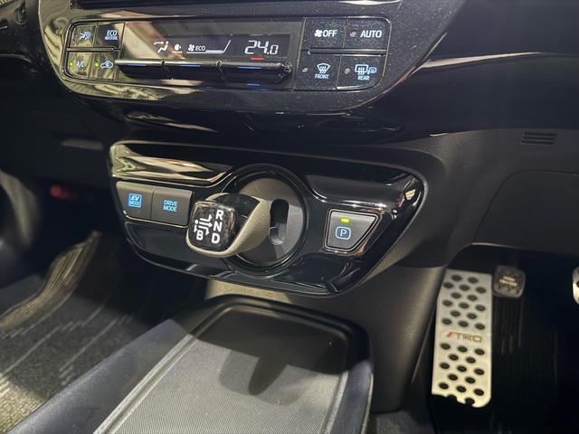 プリウス ＳセーフティプラスＩＩ　修復歴無　禁煙　２年保証付　ＴＲＤエアロＦ／Ｓ／Ｒ　社外Ｒ１８アルミ　ローダウン　純正ナビ　フルセグＴＶ　バックカメラ　ＥＴＣ２．０　ＡＣ１００Ｖ　ドラレコ前後　コーナーセンサー　衝突軽減機能　ＢＳＭ（31枚目）