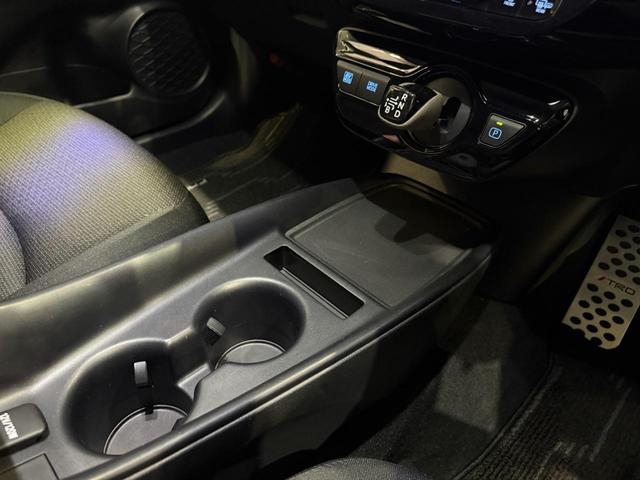 プリウス ＳセーフティプラスＩＩ　修復歴無　禁煙　２年保証付　ＴＲＤエアロＦ／Ｓ／Ｒ　社外Ｒ１８アルミ　ローダウン　純正ナビ　フルセグＴＶ　バックカメラ　ＥＴＣ２．０　ＡＣ１００Ｖ　ドラレコ前後　コーナーセンサー　衝突軽減機能　ＢＳＭ（32枚目）