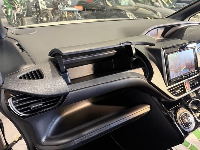 ノア ハイブリッドＳｉ　ダブルバイビーＩＩＩ　修復歴無　禁煙　２年保証付　モデリスタエアロＦ／Ｓ／Ｒ　両側パワードア　純正ナビフルセグＴＶ　バックカメラ　リアモニター　ドラレコＦＲ　トヨタセーフティセンス（27枚目）