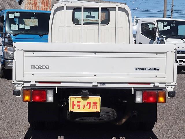 平ボディ　積載１．５ｔ　標準１０尺フラットロー　荷台床鉄板張　積載１５５０Ｋｇ　１０尺　フラットロー　誤発進抑制機能　プリクラッシュ　ＬＤＷＳ　ＥＳＣ　ＬＥＤライト　ナビ　ＴＶ　ＥＴＣ　キーレス　モケットシート　スペアキー　Ｗエアバック　あおりロープ穴３対(6枚目)