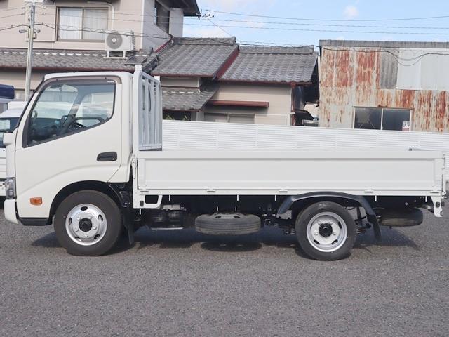 ダイナトラック 平ボディ　積載２ｔ　車両総重量５ｔ未満　ジャストロー　リアＷタイヤ　プリクラッシュ　車線逸脱警報　ＶＳＣ　ＴＲＣ　ＥＴＣ　車両総重量４３５５Ｋｇ　Ｎ０４Ｃターボエンジン　１３５馬力　荷台地上高７９ｃｍ　サイドバイザー　取説（9枚目）