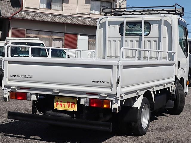 アトラストラック 平ボディ　積載１．５ｔ　普通免許対応　車両総重量３４０５ｋｇ　スーパーロー　リアＷタイヤ　スチールデッキ　鉄板張り　ナビ　ＥＴＣ　ＥＨＳ　Ｗエアバッグ　ドラレコ　キーレス　フォグランプ　ＱＲ２０エンジン・１３０馬力　荷台地上高７３ｃｍ　ルーフラック（5枚目）