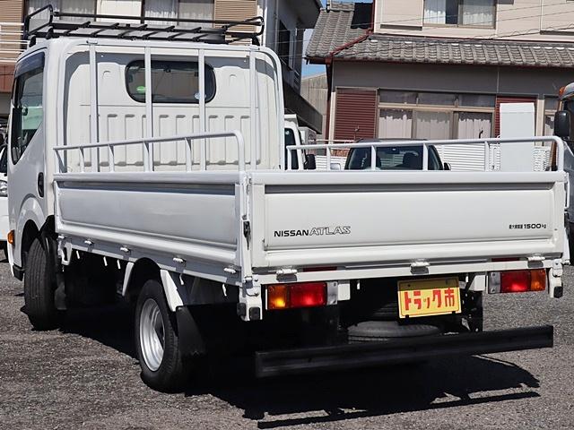 アトラストラック 平ボディ　積載１．５ｔ　普通免許対応　車両総重量３４０５ｋｇ　スーパーロー　リアＷタイヤ　スチールデッキ　鉄板張り　ナビ　ＥＴＣ　ＥＨＳ　Ｗエアバッグ　ドラレコ　キーレス　フォグランプ　ＱＲ２０エンジン・１３０馬力　荷台地上高７３ｃｍ　ルーフラック（7枚目）