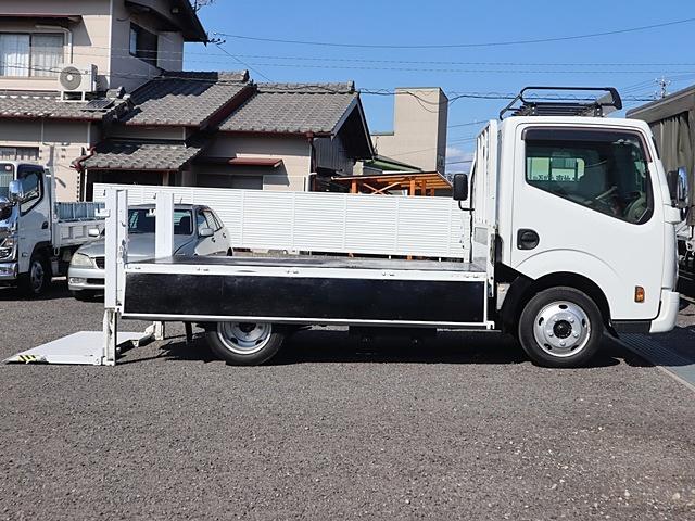 アトラストラック 平ボディ　垂直パワーゲート　積載２ｔ　車両総重量４４６５ｋｇ　新明和ＲＥ０６　リフト能力６００Ｋｇゲート長８３ｃｍ　ＥＨＳ　キーレス　左電格ミラー　ナビ　ＴＶ　ドラレコ　ＥＴＣ　荷台地上高８１ｃｍ　ＺＤ３０ターボ１２０馬力　スペアキー　ルーフキャリア（10枚目）
