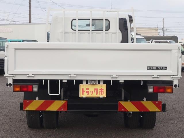 キャンター 積載４ｔ　平ボディ　ワイドロング　広幅荷台　全低床　床フック　積載４ｔ　平ボディ　ワイド　広幅荷台　ロング　全低床　ＥＴＣ　キーレス　床フック　メッキパーツ　フォグランプ　車両総重量７０７５Ｋｇ　４Ｐ１０ターボエンジン・１５０馬力（6枚目）