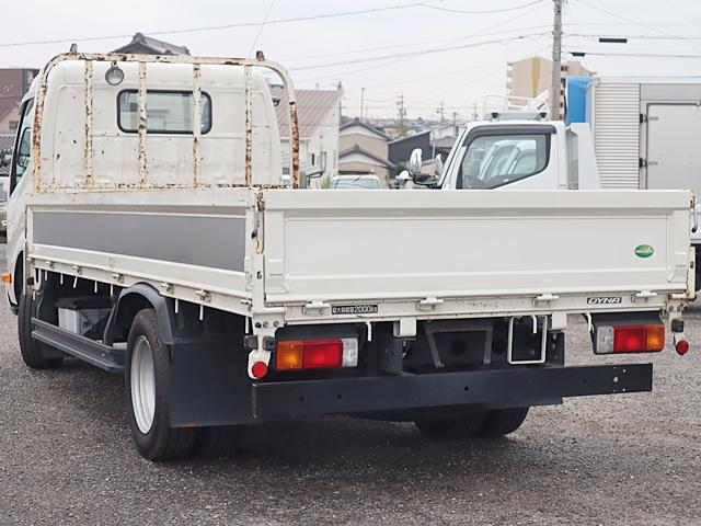ダイナトラック 平ボディ　積載２ｔ　標準ハイキャブロング　フルジャストロー　ＰＣＳ　ＬＤＡ　ＶＳＣ　ＴＲＣ　ＥＴＣ　スマートキー　フォグランプ　車両総重量４７５５Ｋｇ　Ｎ０４Ｃターボ１３６馬力　車両取説　左電格ミラー　Ｗエアバック　サイドバイザー（3枚目）