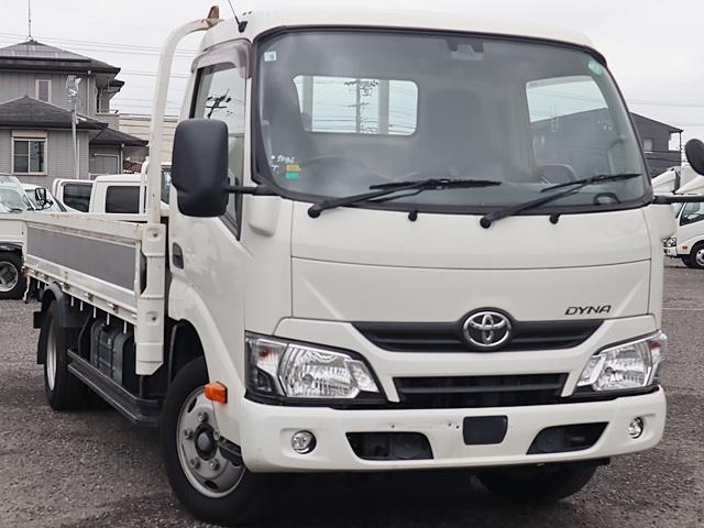 ダイナトラック 平ボディ　積載２ｔ　標準ハイキャブロング　フルジャストロー　ＰＣＳ　ＬＤＡ　ＶＳＣ　ＴＲＣ　ＥＴＣ　スマートキー　フォグランプ　車両総重量４７５５Ｋｇ　Ｎ０４Ｃターボ１３６馬力　車両取説　左電格ミラー　Ｗエアバック　サイドバイザー（4枚目）