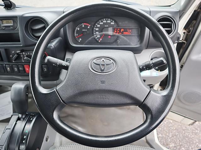 ダイナトラック 平ボディ　積載２ｔ　標準ハイキャブロング　フルジャストロー　ＰＣＳ　ＬＤＡ　ＶＳＣ　ＴＲＣ　ＥＴＣ　スマートキー　フォグランプ　車両総重量４７５５Ｋｇ　Ｎ０４Ｃターボ１３６馬力　車両取説　左電格ミラー　Ｗエアバック　サイドバイザー（5枚目）