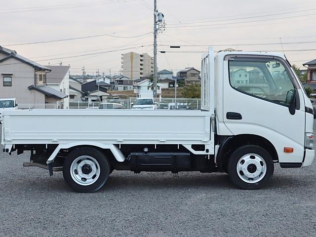 トヨエース 平ボディ 積載1.5t車両総重量3465KG 新普通免許対応 標準 フルジャストロー ナビ TV ETC キーレス フォグランプ Wエアバッグ 1TRエンジン・133馬力 保証書 記録簿 取説 スペアキー2本 フロアマット・バイザー 荷台床板張替済(8枚目)