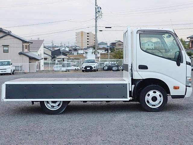 トヨエース 平ボディ 積載1.5t車両総重量3465KG 新普通免許対応 標準 フルジャストロー ナビ TV ETC キーレス フォグランプ Wエアバッグ 1TRエンジン・133馬力 保証書 記録簿 取説 スペアキー2本 フロアマット・バイザー 荷台床板張替済(10枚目)