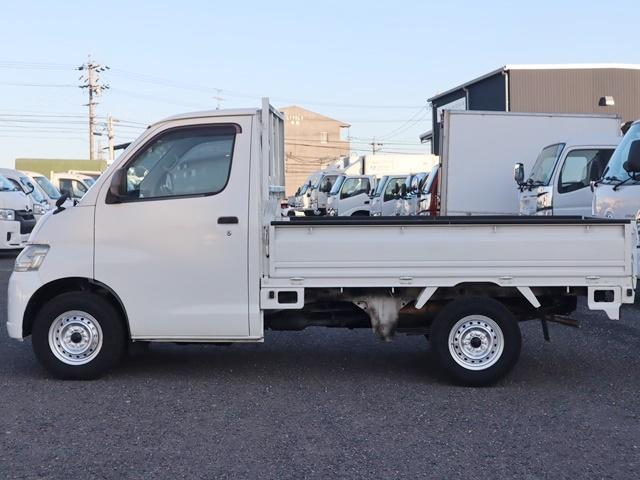 ライトエーストラック DX 積載800Kg 平ボディ Wエアバッグ 車両総重量2040Kg 3SZ・97馬力 荷台地上高72cm 保証書 記録簿 取説 スタッドレスタイヤ フロアマット・バイザー(9枚目)