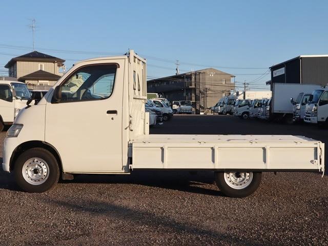 ライトエーストラック DX 積載800Kg 平ボディ Wエアバッグ 車両総重量2040Kg 3SZ・97馬力 荷台地上高72cm 保証書 記録簿 取説 スタッドレスタイヤ フロアマット・バイザー(13枚目)