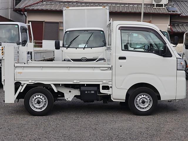 ハイゼットトラック 平ボディ　積載３５０Ｋｇ　垂直式テールリフト　ＡＴ限定免許　新明和ＲＥ０４　垂直式パワーゲート　リフト能力３５０Ｋｇゲート長６６ｃｍ　ナビＴＶ　キーレス　ドラレコ　ＷエアＢ　荷台ゴムマット　車両総重量１３６０Ｋｇ　保証書　記録簿　取説　Ｐ／Ｇ取説　スペアキー（8枚目）