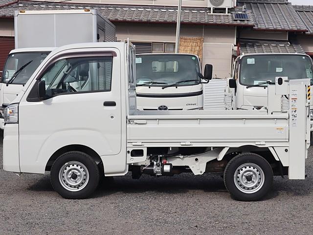 ハイゼットトラック 平ボディ　積載３５０Ｋｇ　垂直式テールリフト　ＡＴ限定免許　新明和ＲＥ０４　垂直式パワーゲート　リフト能力３５０Ｋｇゲート長６６ｃｍ　ナビＴＶ　キーレス　ドラレコ　ＷエアＢ　荷台ゴムマット　車両総重量１３６０Ｋｇ　保証書　記録簿　取説　Ｐ／Ｇ取説　スペアキー（9枚目）