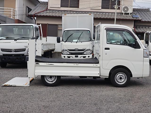 ハイゼットトラック 平ボディ　積載３５０Ｋｇ　垂直式テールリフト　ＡＴ限定免許　新明和ＲＥ０４　垂直式パワーゲート　リフト能力３５０Ｋｇゲート長６６ｃｍ　ナビＴＶ　キーレス　ドラレコ　ＷエアＢ　荷台ゴムマット　車両総重量１３６０Ｋｇ　保証書　記録簿　取説　Ｐ／Ｇ取説　スペアキー（10枚目）