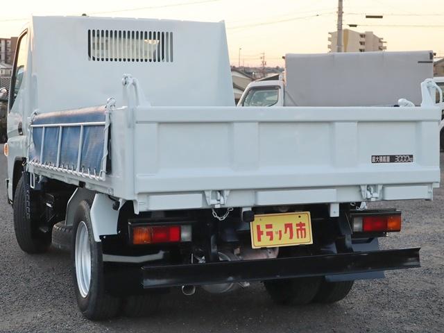 キャンター 強化ダンプ　積載３ｔ　全低床　極東開発　三方開　中間ピン　極東開発ＤＤ０２　コボレーン　歩み掛け　左電格ミラー　ＥＴＣ　キーレス　車両総重量５９６５Ｋｇ　４Ｐ１０ターボ１５０馬力　荷台地上高８６ｃｍ　ダンプ動作確認済　取説　ダンプ取説　フロアマット（7枚目）