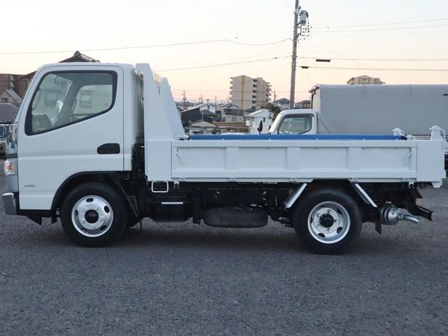 キャンター 強化ダンプ　積載３ｔ　全低床　極東開発　三方開　中間ピン　極東開発ＤＤ０２　コボレーン　歩み掛け　左電格ミラー　ＥＴＣ　キーレス　車両総重量５９６５Ｋｇ　４Ｐ１０ターボ１５０馬力　荷台地上高８６ｃｍ　ダンプ動作確認済　取説　ダンプ取説　フロアマット（9枚目）