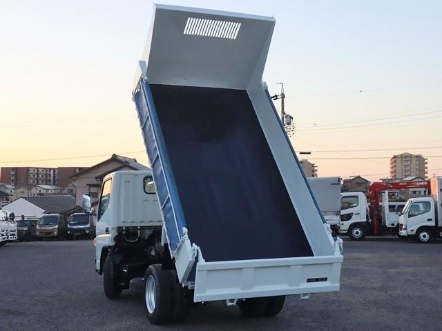 キャンター 強化ダンプ　積載３ｔ　全低床　極東開発　三方開　中間ピン　極東開発ＤＤ０２　コボレーン　歩み掛け　左電格ミラー　ＥＴＣ　キーレス　車両総重量５９６５Ｋｇ　４Ｐ１０ターボ１５０馬力　荷台地上高８６ｃｍ　ダンプ動作確認済　取説　ダンプ取説　フロアマット（10枚目）