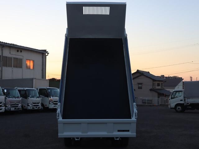 キャンター 強化ダンプ　積載３ｔ　全低床　極東開発　三方開　中間ピン　極東開発ＤＤ０２　コボレーン　歩み掛け　左電格ミラー　ＥＴＣ　キーレス　車両総重量５９６５Ｋｇ　４Ｐ１０ターボ１５０馬力　荷台地上高８６ｃｍ　ダンプ動作確認済　取説　ダンプ取説　フロアマット（11枚目）