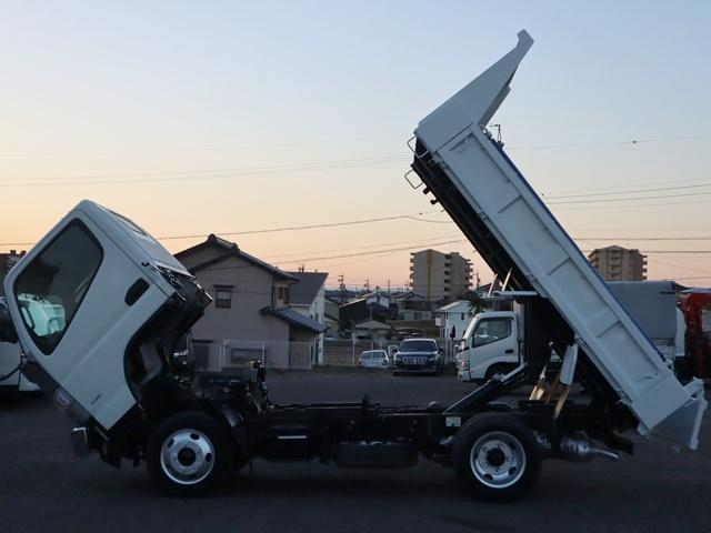 キャンター 強化ダンプ　積載３ｔ　全低床　極東開発　三方開　中間ピン　極東開発ＤＤ０２　コボレーン　歩み掛け　左電格ミラー　ＥＴＣ　キーレス　車両総重量５９６５Ｋｇ　４Ｐ１０ターボ１５０馬力　荷台地上高８６ｃｍ　ダンプ動作確認済　取説　ダンプ取説　フロアマット（12枚目）