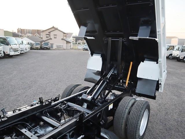 キャンター 強化ダンプ　積載３ｔ　全低床　極東開発　三方開　中間ピン　極東開発ＤＤ０２　コボレーン　歩み掛け　左電格ミラー　ＥＴＣ　キーレス　車両総重量５９６５Ｋｇ　４Ｐ１０ターボ１５０馬力　荷台地上高８６ｃｍ　ダンプ動作確認済　取説　ダンプ取説　フロアマット（13枚目）
