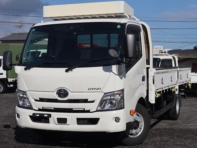 ダイナトラック 平ボディ　積載３．５ｔ　車両総重量６７７５ＫＧ　ナビＴＶ　ワイド　幅広荷台　超ロング　ＰＣＳ　ＰＫＳＢ　ＬＤＡ　ＶＳＣ　ＴＲＣ　Ｃソナー　バックカメラ　Ｄインナーミラー　ＥＴＣ　スマートキー　電動パーキングＢ　ＬＥＤヘッド　ドラレコ　フォグランプ（2枚目）