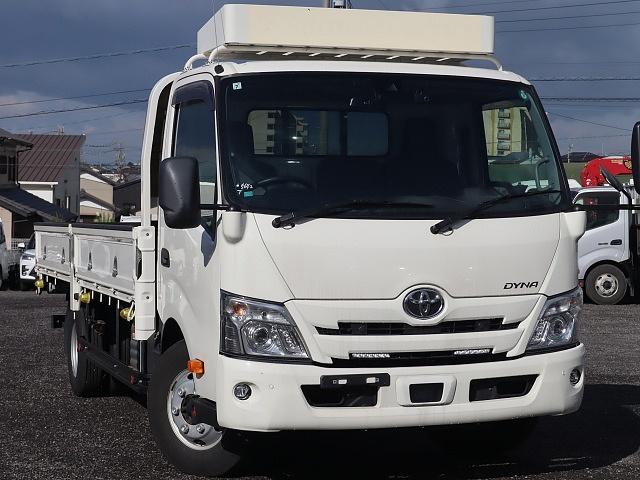 ダイナトラック 平ボディ　積載３．５ｔ　車両総重量６７７５ＫＧ　ナビＴＶ　ワイド　幅広荷台　超ロング　ＰＣＳ　ＰＫＳＢ　ＬＤＡ　ＶＳＣ　ＴＲＣ　Ｃソナー　バックカメラ　Ｄインナーミラー　ＥＴＣ　スマートキー　電動パーキングＢ　ＬＥＤヘッド　ドラレコ　フォグランプ（3枚目）