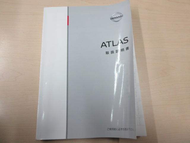 アトラストラック 積載１．５ｔ　平ボディ　標準　１０尺　低床　Ｗタイヤ　積載１．５ｔ　平ボディ　標準　１０尺　低床　Ｗタイヤ　スチールデッキ　ＥＴＣ　フォグランプ　左電格ミラー　車両総重量３３０５Ｋｇ　ＱＲ２０・１３０馬力　フロアマット（5枚目）