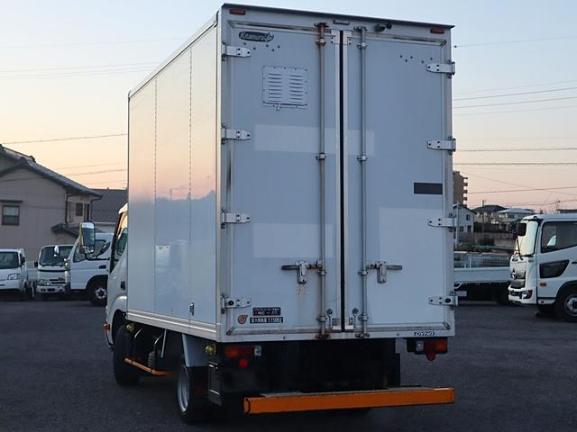 ダイナトラック アルミバン　積載１１５０ｋｇ　ＡＴ限定　普通免許対応　北村製作所　ラッシングレール１段　バックカメラ　左電格ミラー　フォグランプ　ジャストロー　車両総重量３４４５Ｋｇ　１ＴＲ・１３０馬力　荷台地上高約８０ｃｍ　取説　スペアキー２本　フロアマット・バイザー（4枚目）