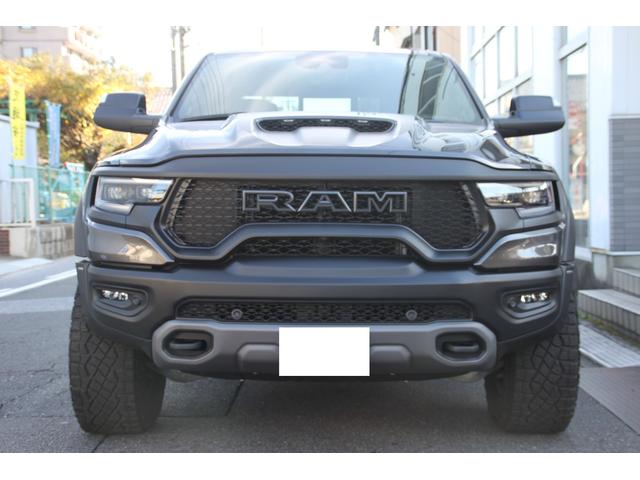 ダッジ・ラム １５００　ＴＲＸ　クルーキャブ　４ｘ４　新車並行　１オーナー　６．２Ｌ　ＳＲＴ　ＨＥＭＩ　Ｖ８　８速Ａ／Ｔ　レベル２ＰＫＧ　パノラマルーフ　ハーマンカードン　パワーサイドステップ　ビードロックアルミ　カーボンＰＫＧ　レッドアクセント　ＨＵＤ（3枚目）