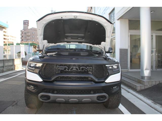 ダッジ・ラム １５００　ＴＲＸ　ＬＥＶＥＬ２　ＣＲＥＷ　ＣＡＢ　４ｘ４　ヘルキャットエンジン　７０２馬力　８速ＡＴ　パノラマルーフ　ハーマンカードン　サイドステップ　リアサイドステップ　カーボンＰＫＧ　ヘッドアップディスプレイ（46枚目）