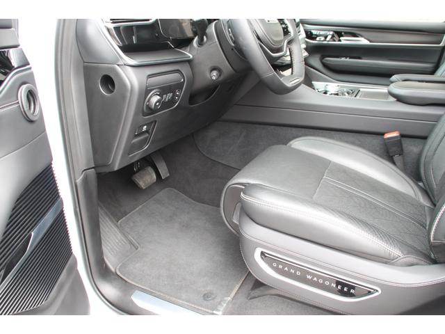 ジープ・グランドワゴニア オブシディアン　３．０Ｌ　ハリケーンツインターボ　４ｘ４　８速Ａ／Ｔ　アイドリングストップ　エアサスペンション　Ｍｃｉｎｔｏｓｈオーディオ　ヘッドアップディスプレイ　リアモニター　助手席モニター　ワイヤレスチャージング　パノラマルーフ　パワーサイドステップ（12枚目）