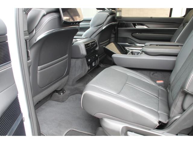 ジープ・グランドワゴニア オブシディアン　３．０Ｌ　ハリケーンツインターボ　４ｘ４　８速Ａ／Ｔ　アイドリングストップ　エアサスペンション　Ｍｃｉｎｔｏｓｈオーディオ　ヘッドアップディスプレイ　リアモニター　助手席モニター　ワイヤレスチャージング　パノラマルーフ　パワーサイドステップ（50枚目）